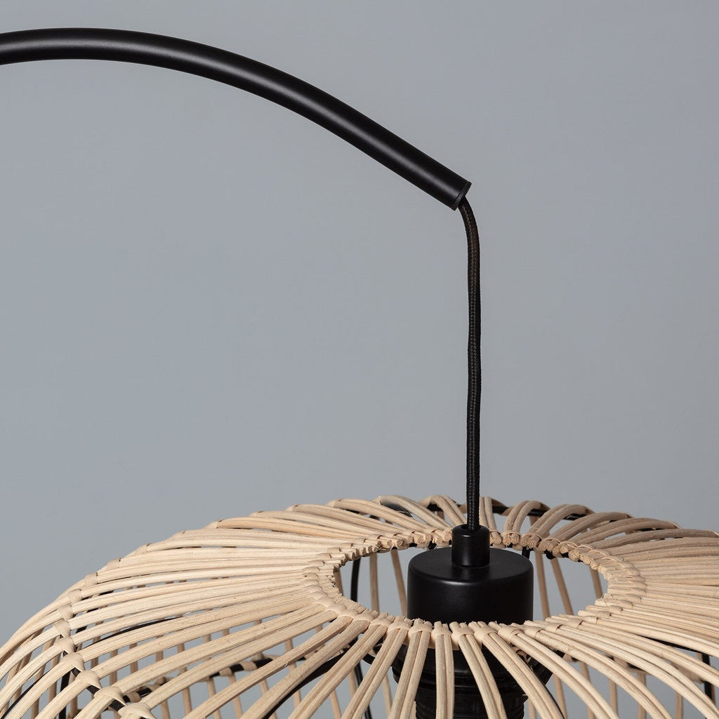 Helle Rattan-Stehlampe Claira mit natürlichem Design