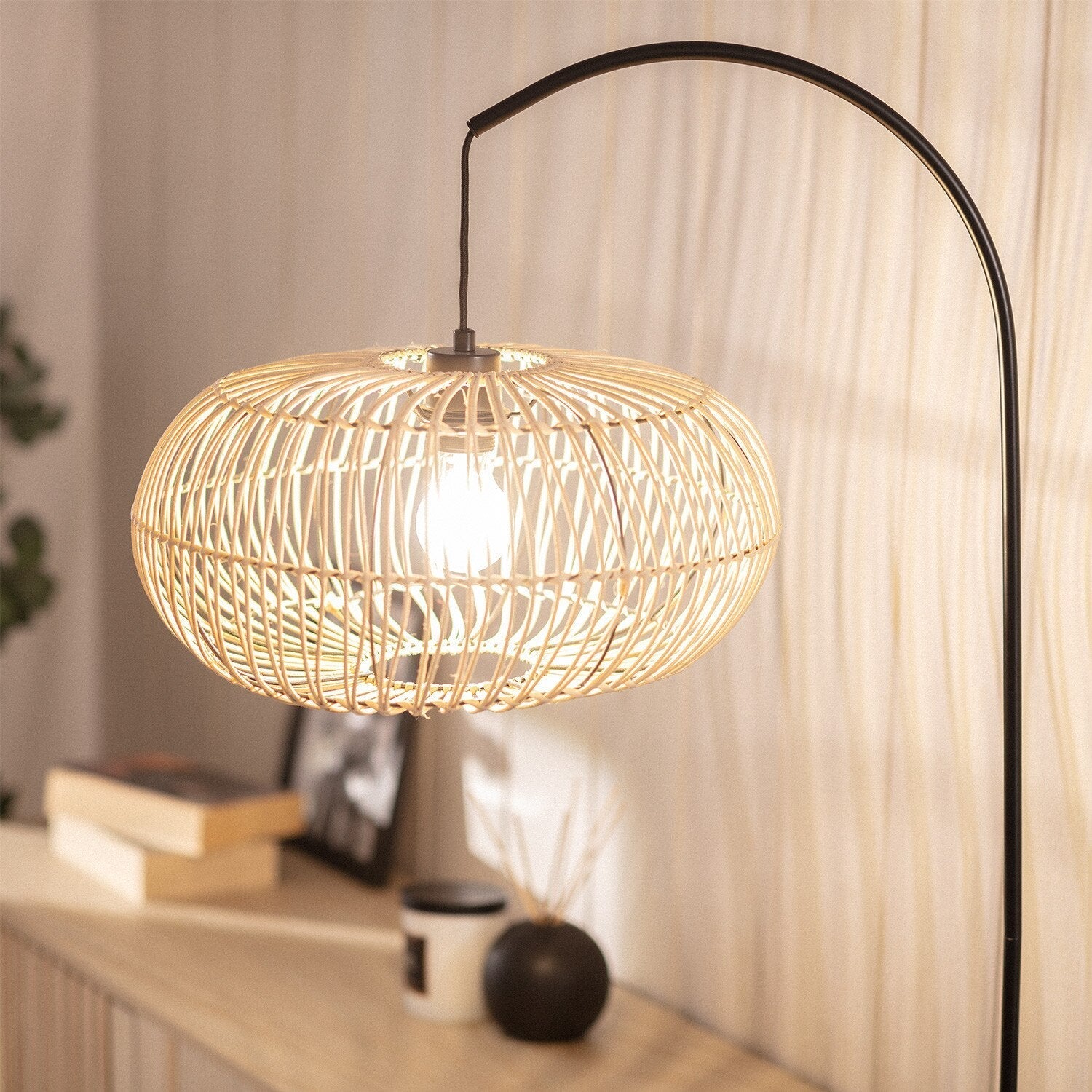 Helle Rattan-Stehlampe Claira mit natürlichem Design